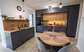 Apartman Nebo Moderan smještaj, 5G Internet, Parking, Pogled i Besplatne ulaznice za Mini Zoo